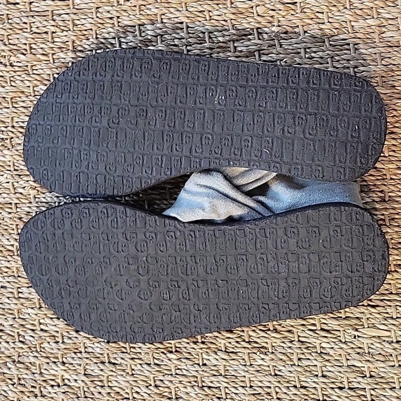 SANUK Yoga sling gray and black sandals.  Size is 7. Great condition. - Picture 5 of 7